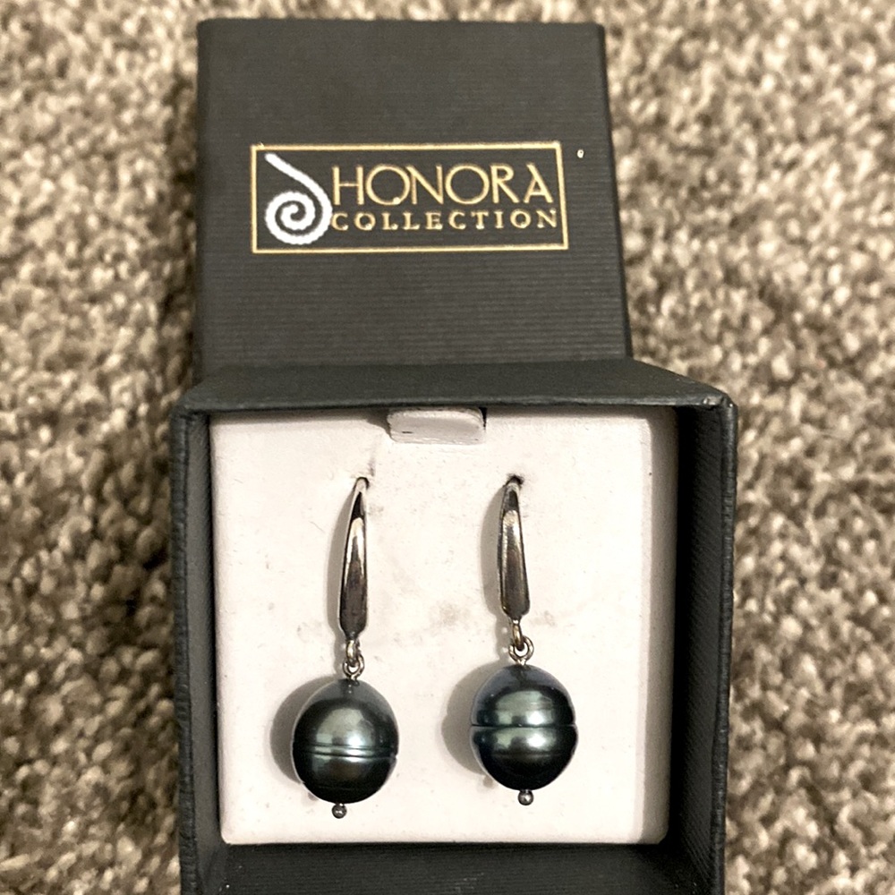 Honora pearl dangle earrings. Beautiful blue that changes in the sun.